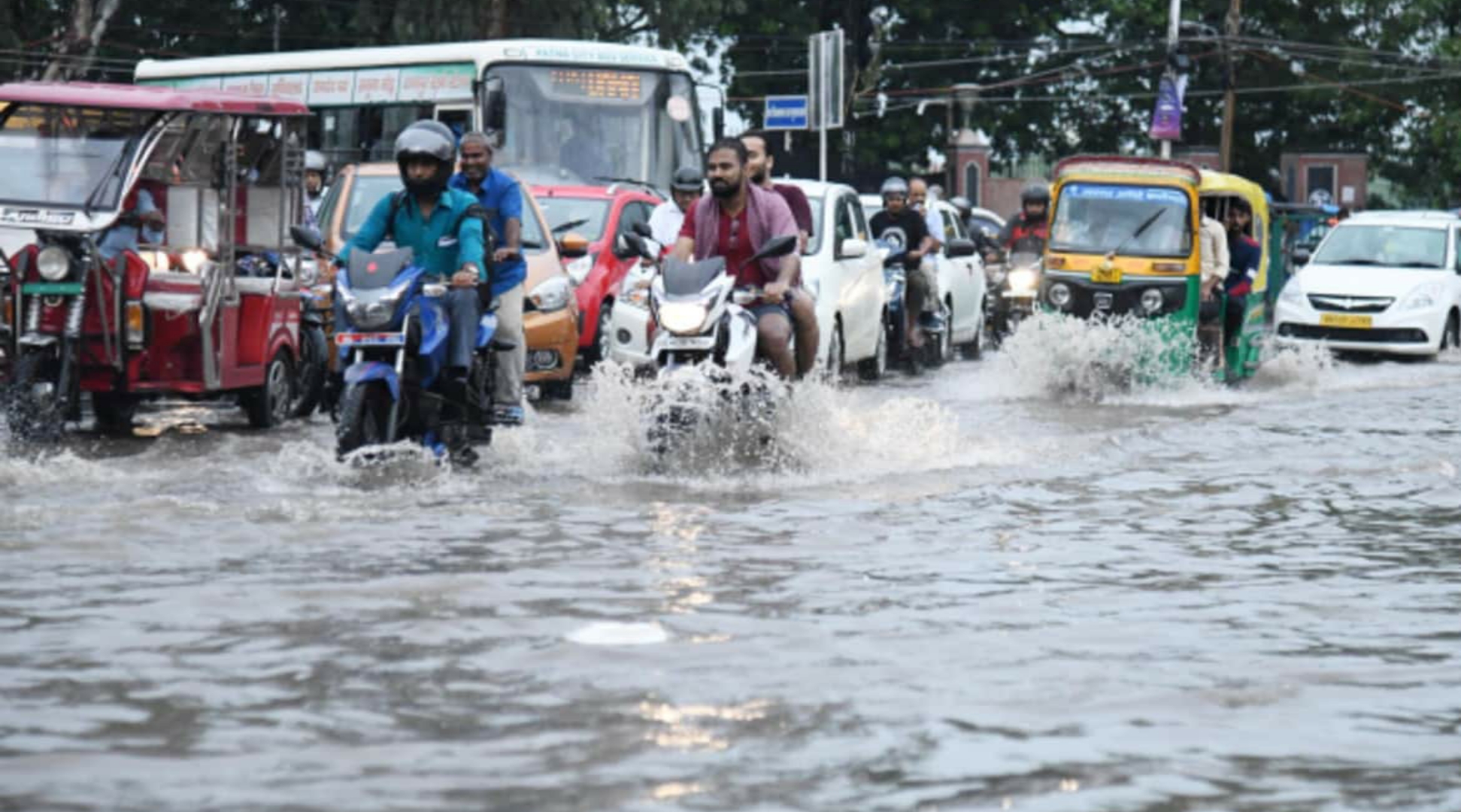 प्रदेश में अगले 4 दिन तक भारी बारिश का Orange Alert जारी, कई जगह भूस्खलन और चट्टान गिरने की आशंका।