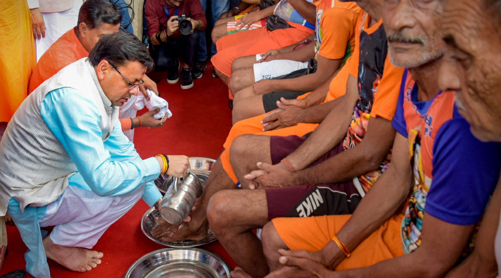 मुख्यमंत्री पुष्कर सिंह धामी ने कांवड़ियों के पैर धोकर लिया आशीर्वाद, कई भाजपा नेता रहे मौजूद, लगातार अपने गंतव्य की तरफ बढ़ रहे हैं Haridwar में शिवभक्त।