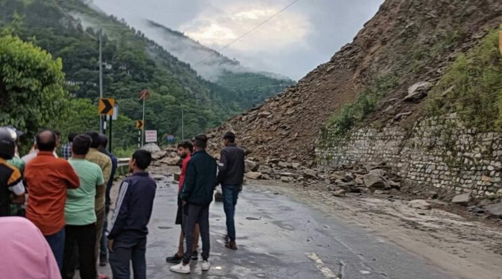 यहां रास्ते में मलबा आने से Highway हुआ अवरुद्ध, दोनों तरफ फंसे करीब 10 हजार यात्री।