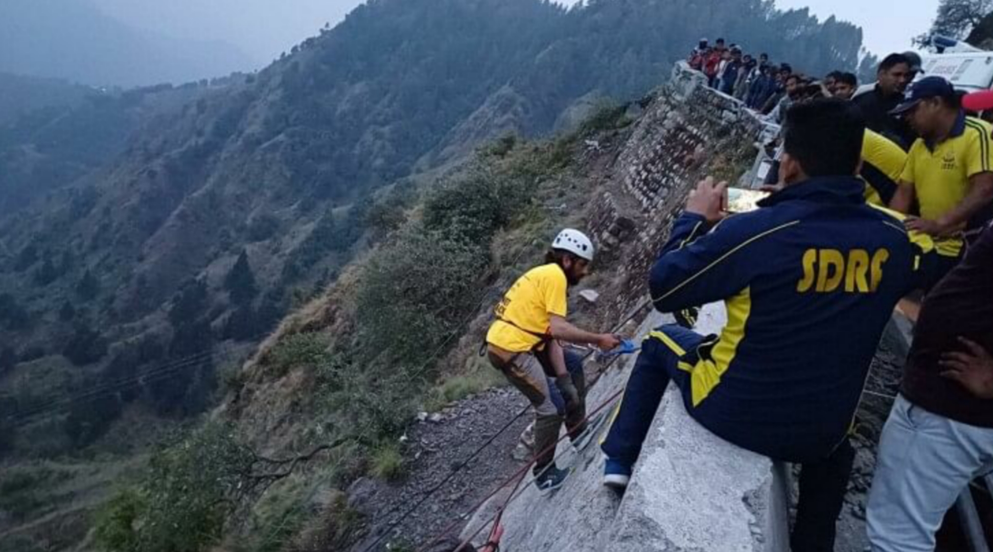 उत्तराखंड के मसूरी धनोल्टी मोटर मार्ग पर फोटो खींचते समय एक युवक गिरा खाई में, युवक की मौके पर हुई मौत।