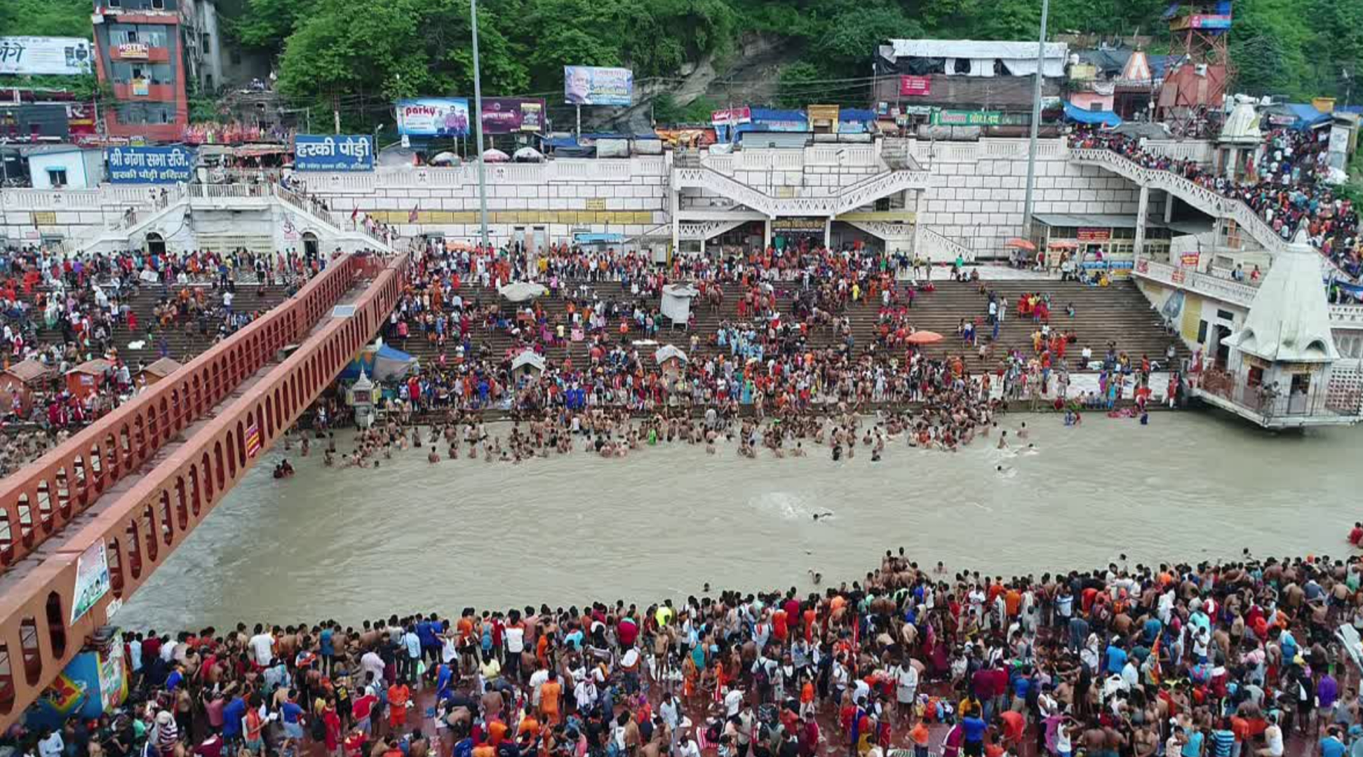 हरिद्वार में गंगा दशहरे पर स्नान के लिए देशभर से बड़ी संख्या में पहुंचे श्रद्धालु, हर हर गंगे के जयकारों के साथ लगाई आस्था की डुबकी।